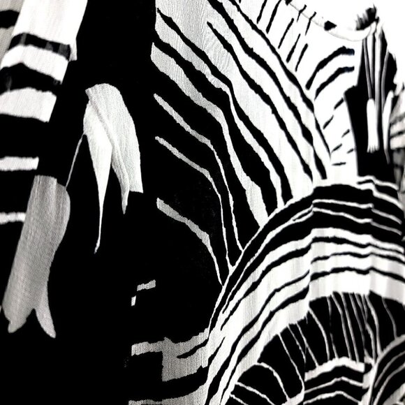 Phool Women's M B&W Floral V Neck Long Flare Sleeve Ruffled Contour Blouse - Picture 12 of 13